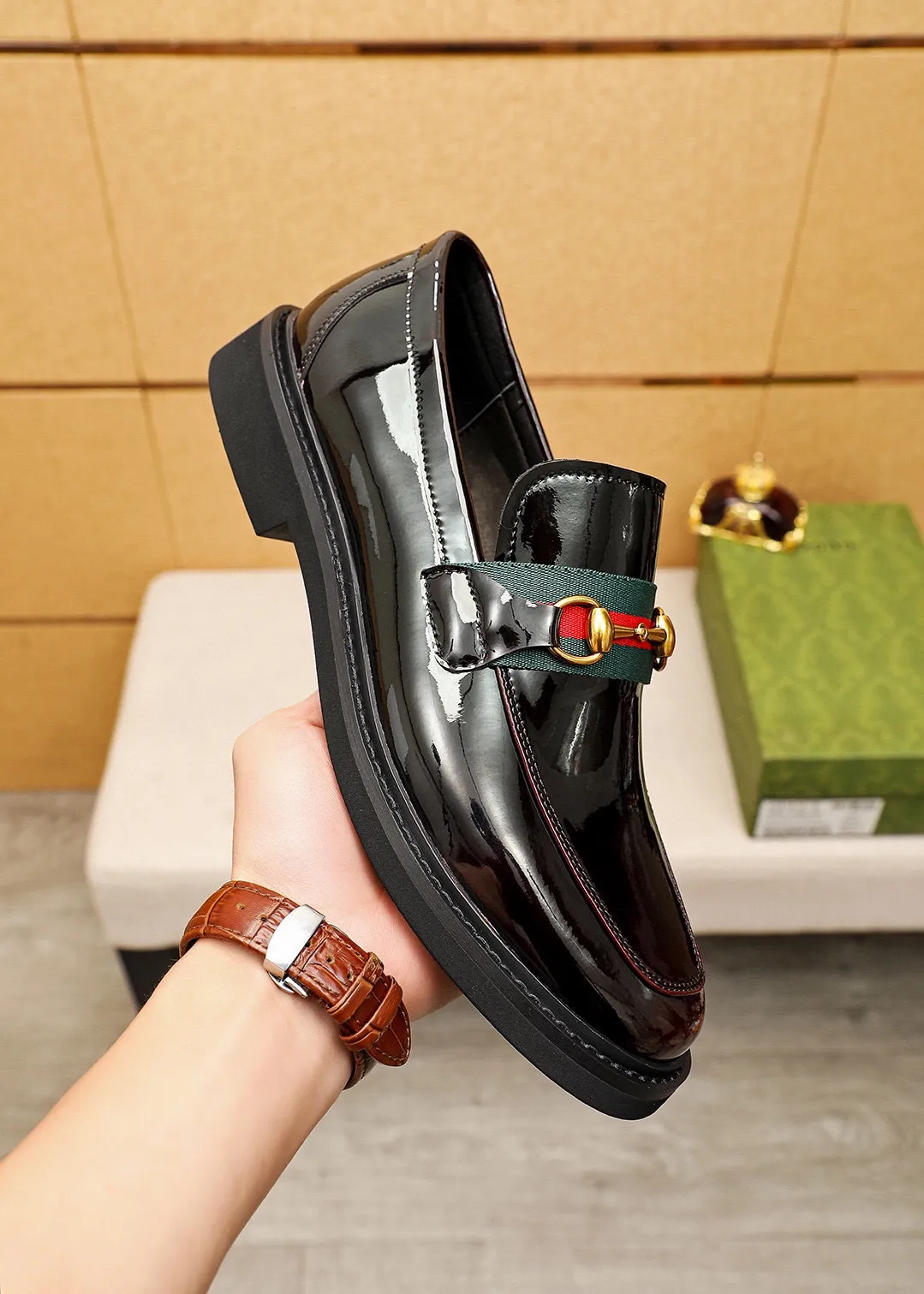 Men's shoes 💰560 💐 Product trademark: GUCCI "Gucci" casual leather shoes Regular size: 38-44 (45🉑️customized) Product materials: Selected imported first-layer open-edge beaded calfskin upper + classic hardware buckle, imported water-dyed cowhide leather lining. Strong three-dimensional visual effect, rubber outsole Color: 2⃣️colors available